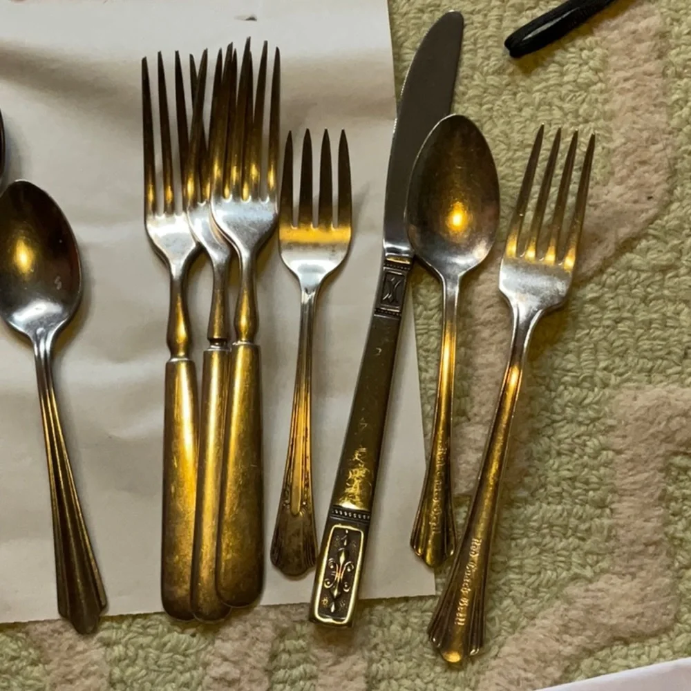 15 vintage pieces flatware Various sizes and makers